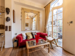 Pass The Keys Split-floors Antique Apartment in Portobello Road